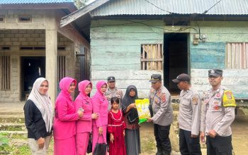Polres Buton Utara Salurkan Perlengkapan Sekolah untuk Anak Kurang Mampu di Wakorumba Utara