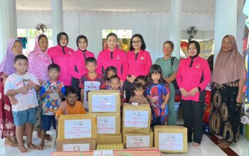 Bhayangkari Sultra Salurkan 150 Paket Bantuan untuk Korban Banjir Kali Wanggu