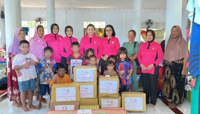Bhayangkari Sultra Salurkan 150 Paket Bantuan untuk Korban Banjir Kali Wanggu
